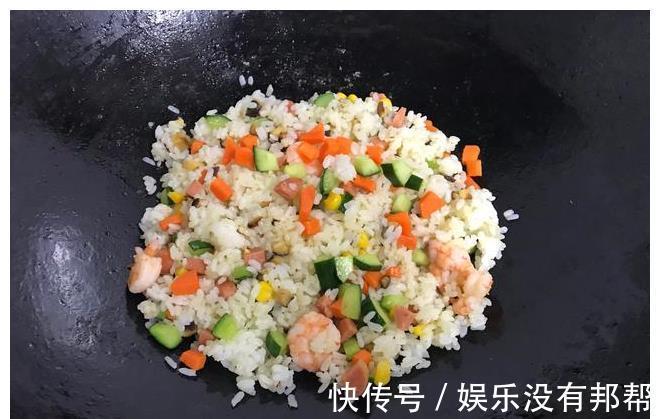 黄瓜|米饭这样做，比煲仔饭还好吃，简单美味，挑食的孩子都要吃一大碗