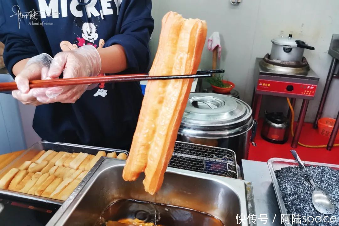 油条|这条非遗美食街上的“油条包麻糍”,不仅卖相好看,味道也不错