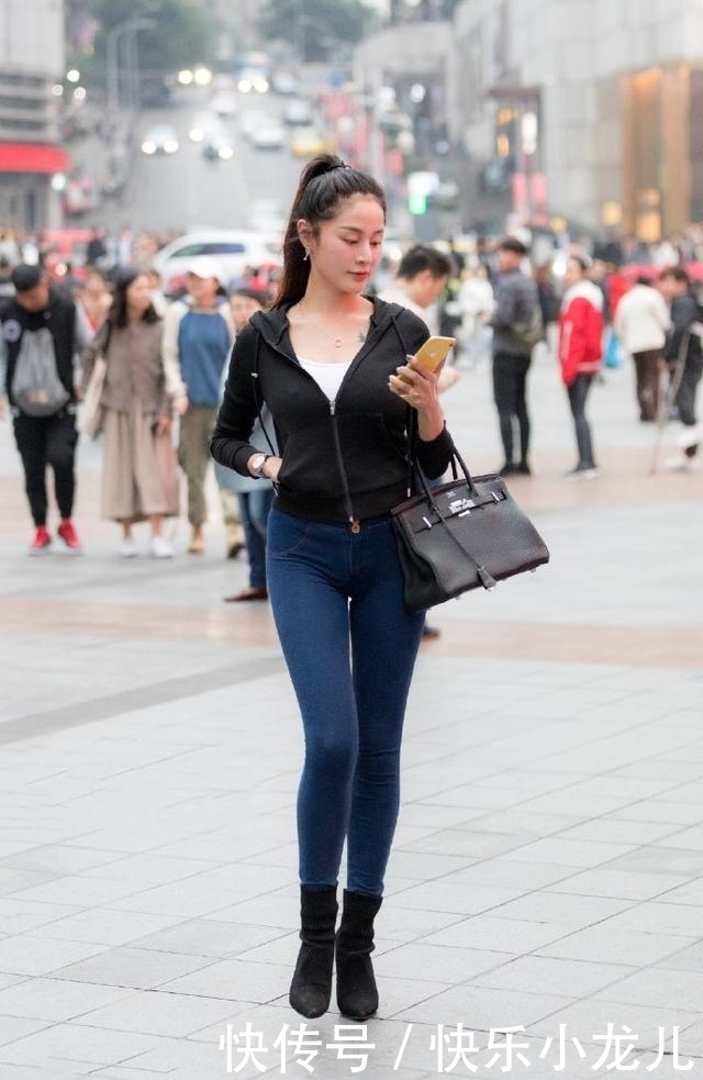 时尚穿搭,魅力十足的V领,让小姐姐看起来超模范儿十足