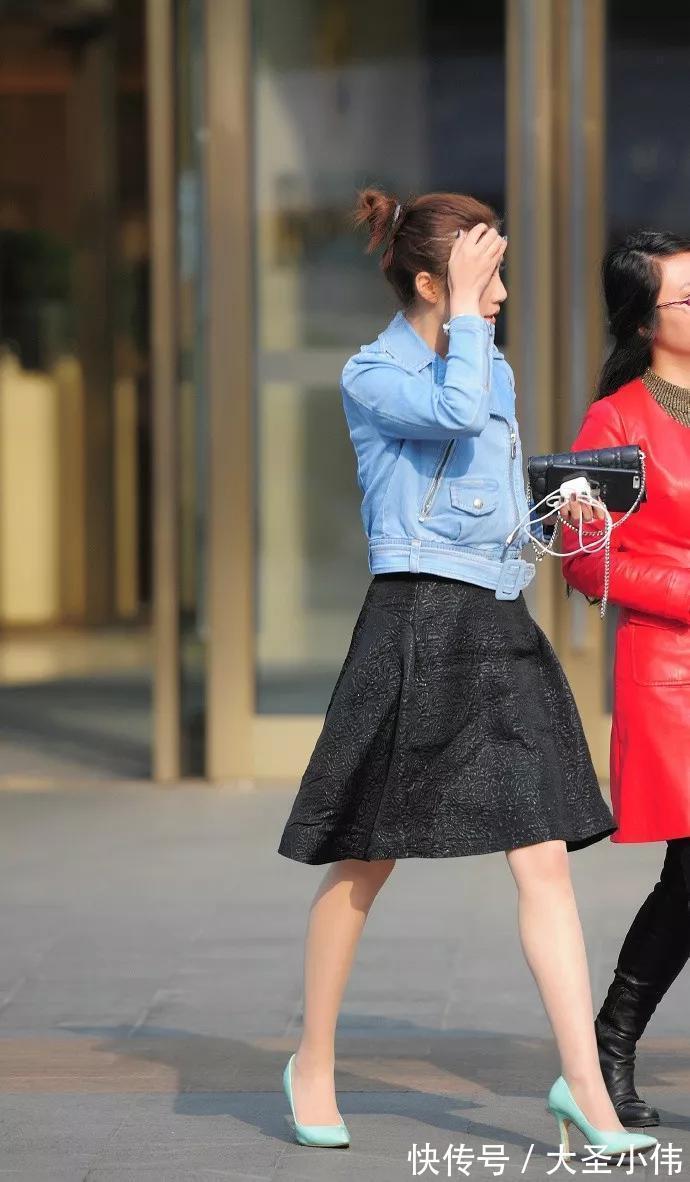 街拍|美女街拍:美女脚上搭配上一双灰色的尖头高跟鞋,能够散发出一种浪漫的气息