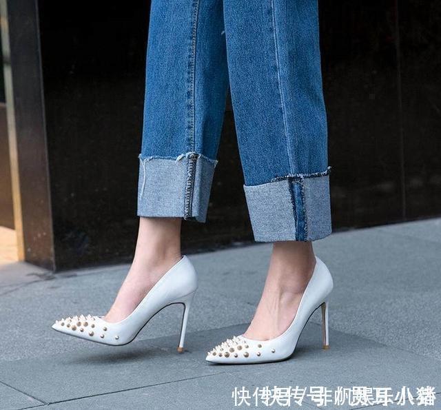 尖头 性感的尖头设计,迷人的高跟鞋,将女性的美丽装扮得淋漓尽致