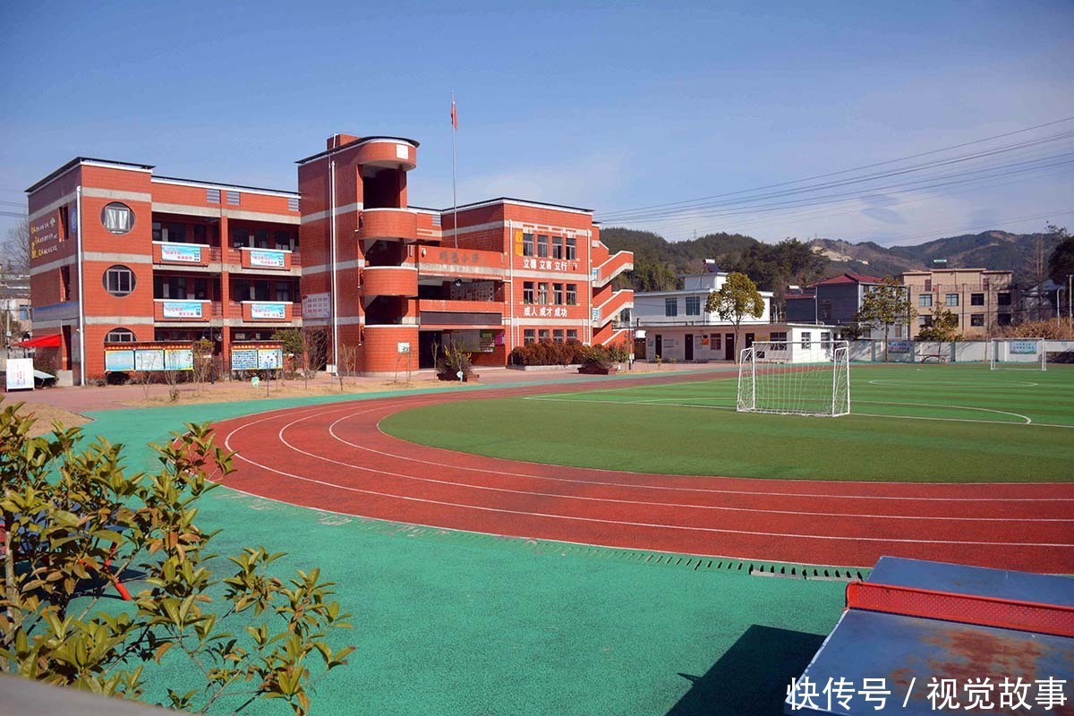 山区小学墙上挂大学校训,很多外乡小孩前来就读,看看啥情况