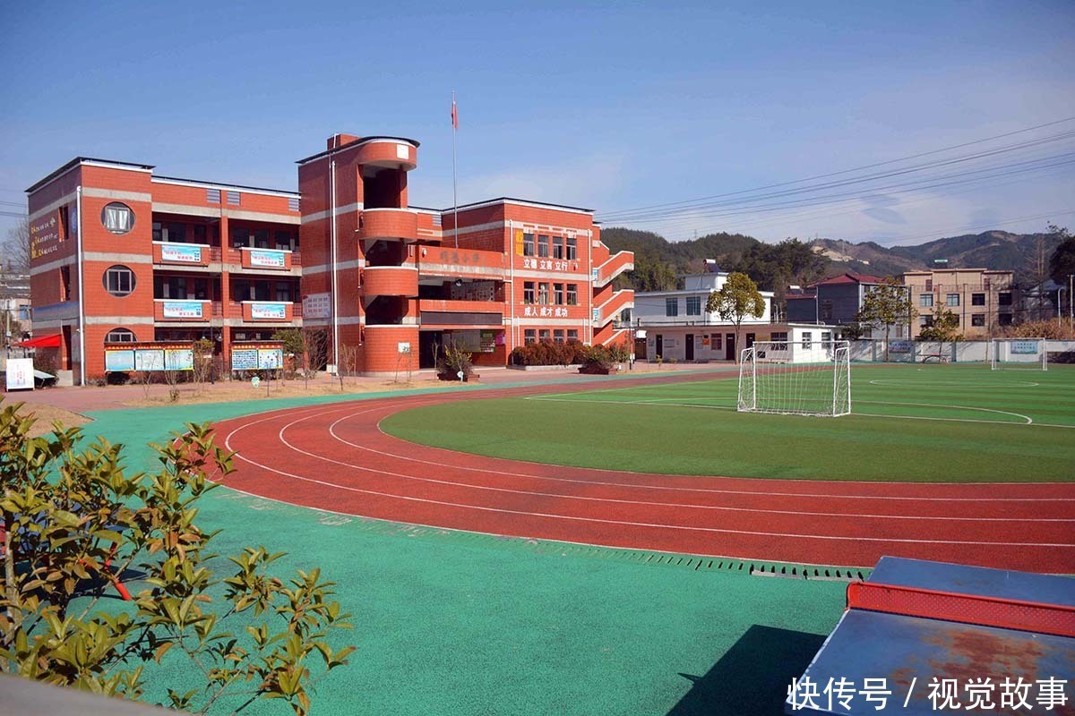 山区小学墙上挂大学校训，很多外乡小孩前来就读，看看啥情况