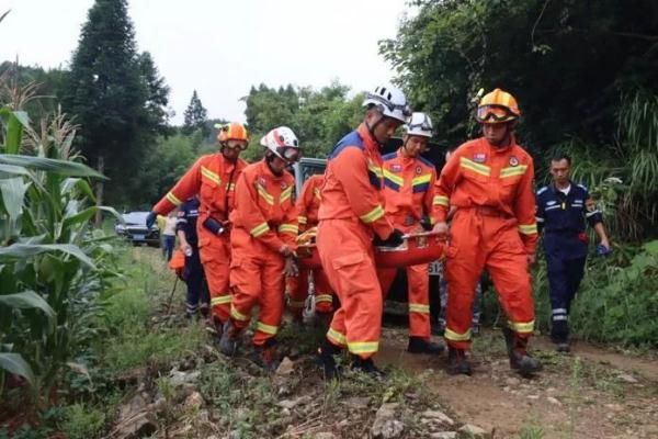 贵州|16名驴友在贵州这里探险被困！当地出动300人搜寻7小时……