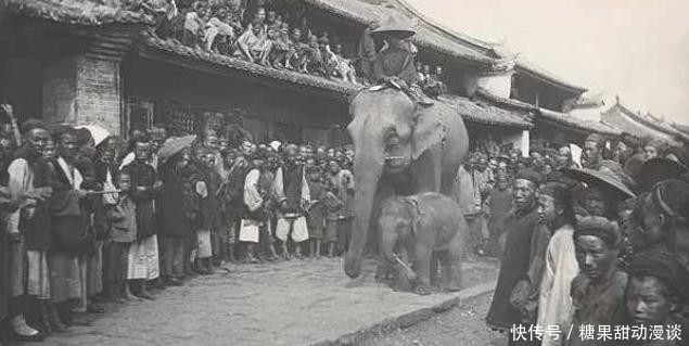 屋檐|晚清老照片地主婆走路很霸气,百姓爬到屋檐上看热闹!