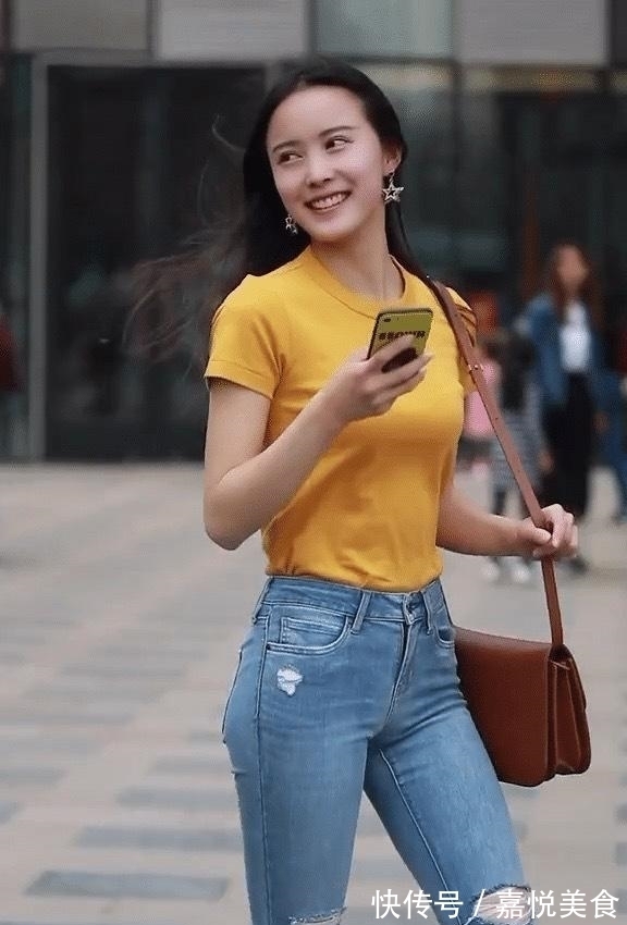 牛仔裤|圆领T恤搭配紧身牛仔裤,清新又乖巧,日常穿搭的首选新宠