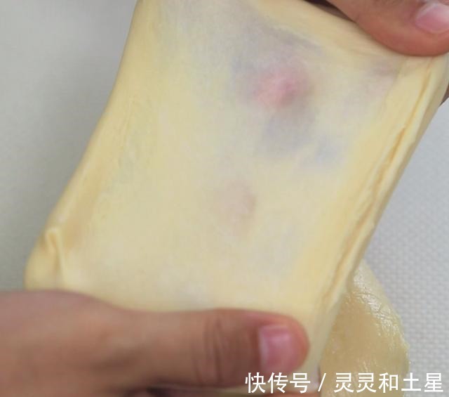 低筋面粉|夏天做面包，2个动作10分钟揉出手套膜，面包松软蓬松一次就成功！