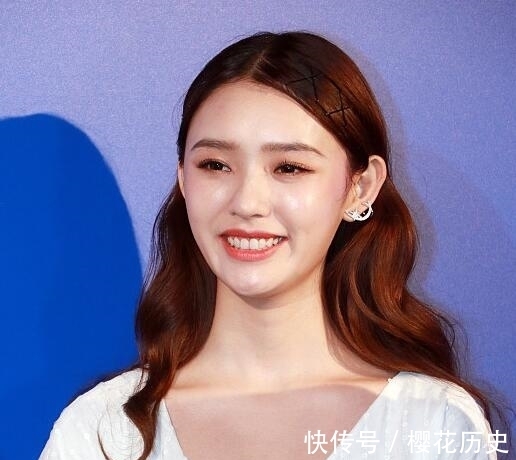 烫发|脸大的女生别一直留直发遮挡脸部!试下这3款卷发,高级又瘦脸!