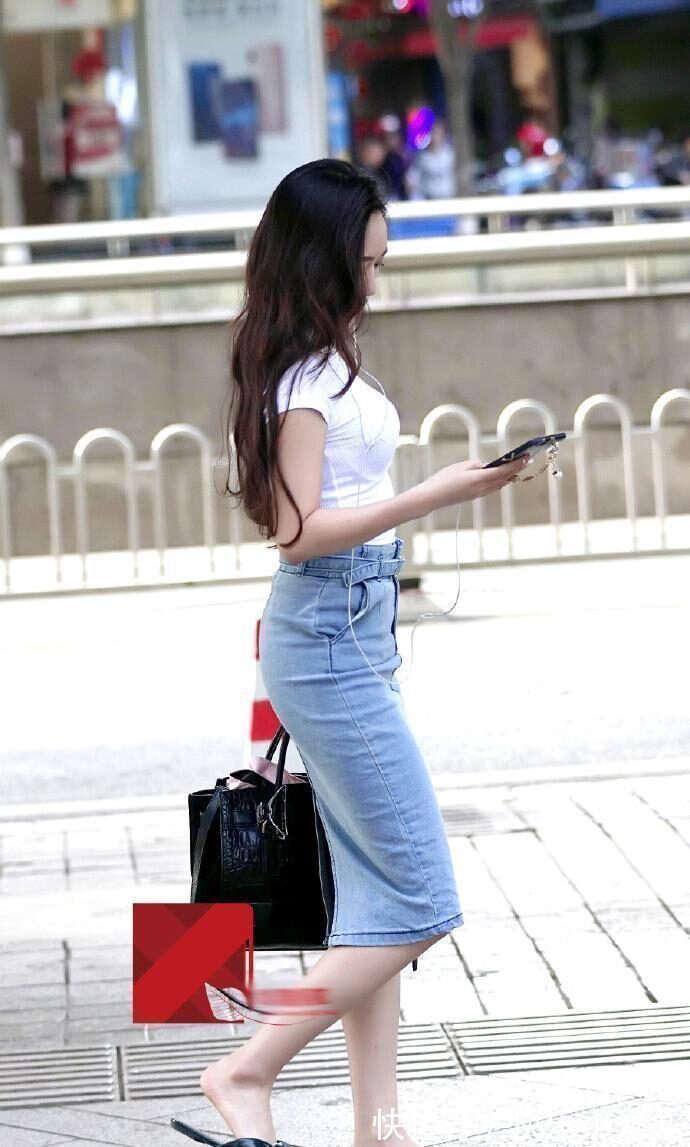 街拍 白色T恤上衣搭配牛仔一步裙,让小姐姐更加可爱时尚