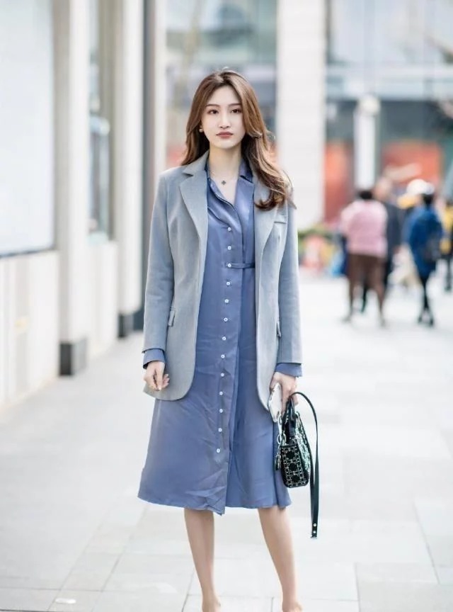 好看|街拍:白色长袖上衣搭配高腰牛仔裤,小美女笔直的长腿,真好看