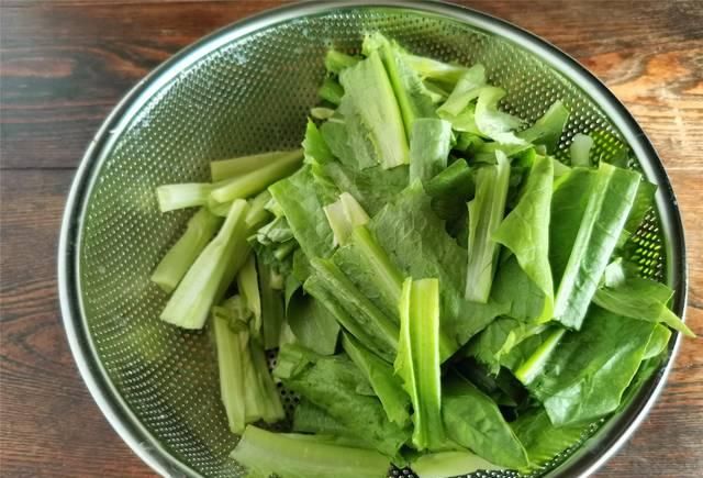 豆豉鲮鱼油麦菜怎样做好吃?教你炒制小技巧,油麦菜颜色翠绿不黄