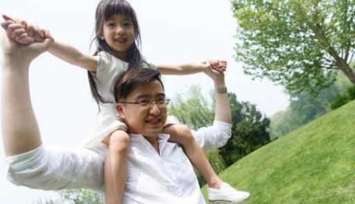 安全距离|6岁女孩非要和爸爸睡,一句话让妈妈哑口无言,性别教育刻不容缓