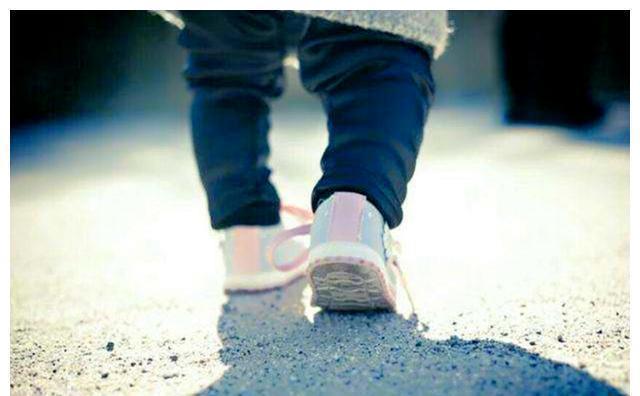 监控|一岁宝宝一抱就哭,医生诊断没毛病,看了监控得知真相