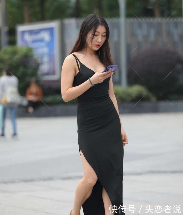 连衣裙 斜边设计的黑色连衣裙,加上时尚领口,高级时尚!