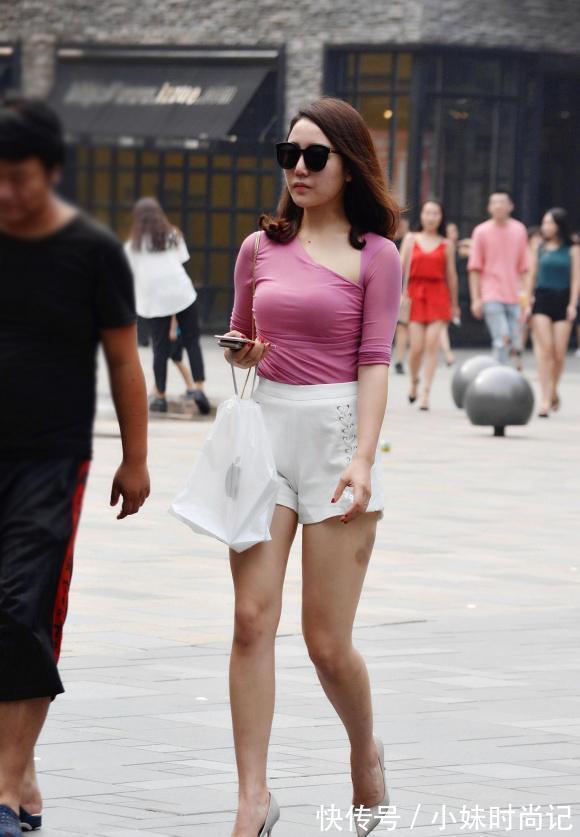 清新减龄的穿搭,个性粉色衫配白色短裤,清凉时尚又魅力十足