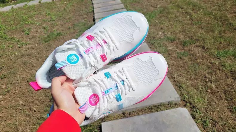 跑步 减缓冲击、低落差、耐磨损、超轻量,这双跑鞋才不到五百块?