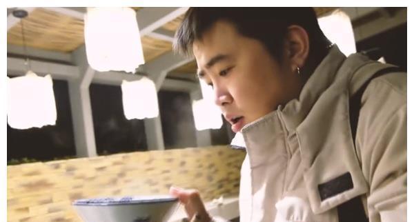 张若昀|张若昀公开自家豪宅内景,超大别墅庭院曝光,家庭条件令人羡慕