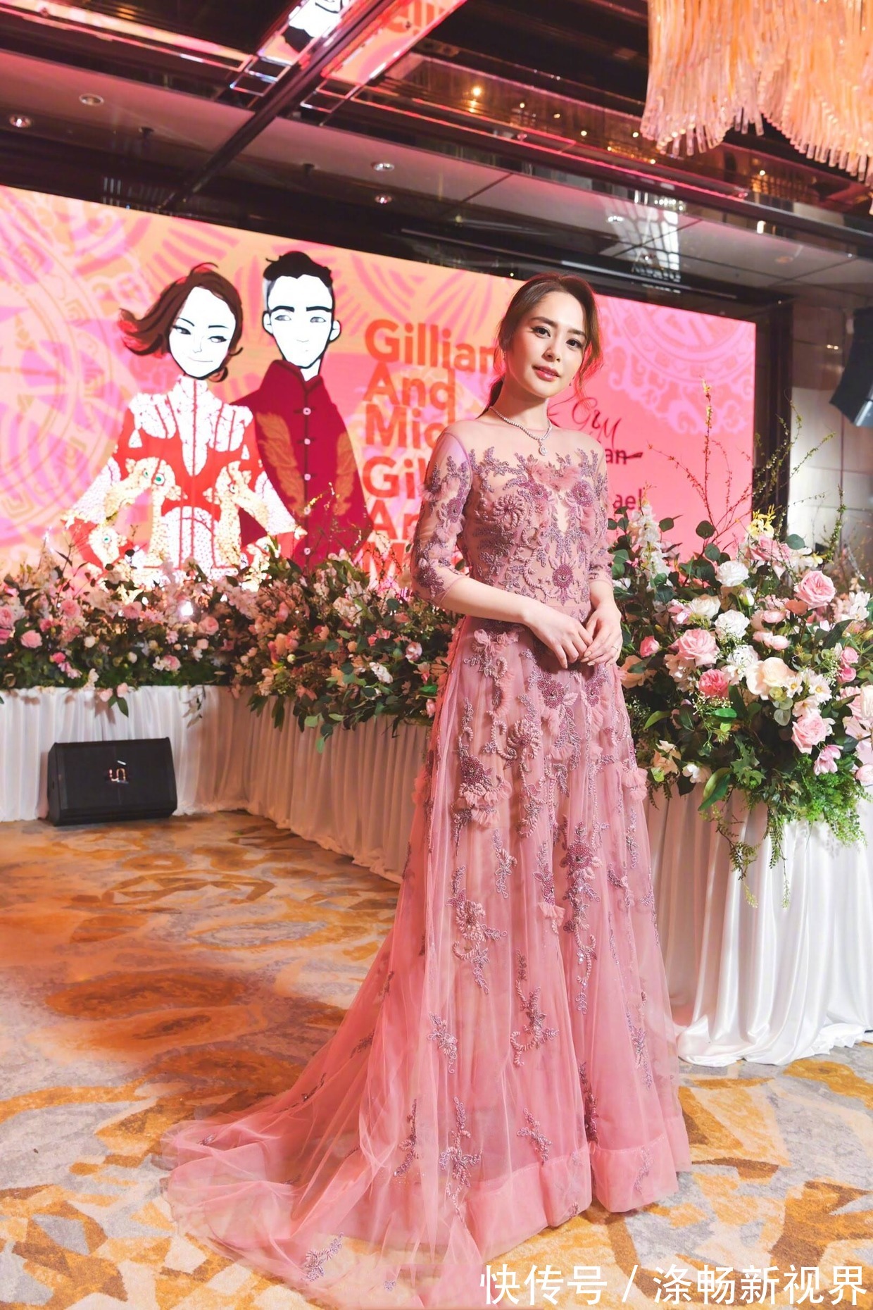 连衣裙|阿娇终于美回来了,穿缎面吊带连衣裙配卷发,美得“倾国倾城”