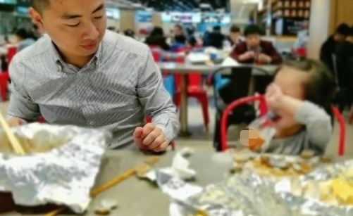 暖心|萌娃“掩耳盗铃”式偷喝饮料走红,一旁奶爸宠溺的眼神超暖心