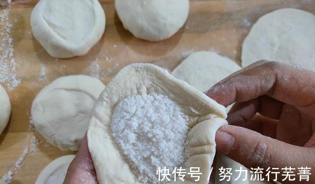 软乎乎|烙糖饼总做不好试试这方法,软乎乎,捏一下还回弹,一次就成功!
