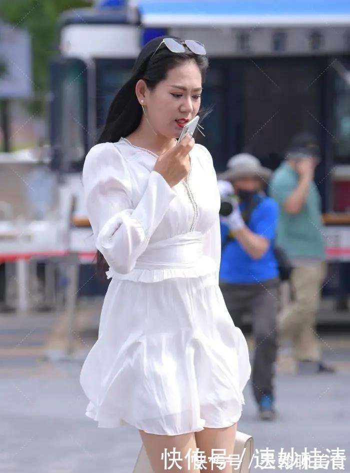 飘逸|成熟女性独具风韵,再搭配飘逸的纯白连衣裙,更添优雅精致