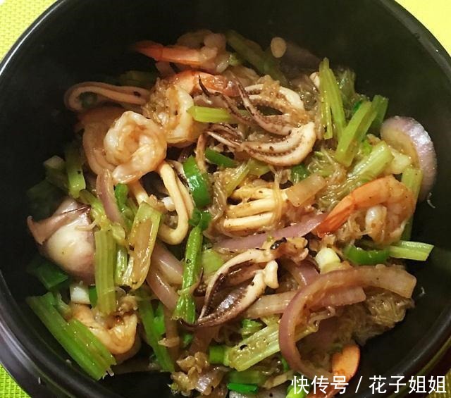 黑椒海鲜粉丝煲,香味扑鼻,好吃又下饭