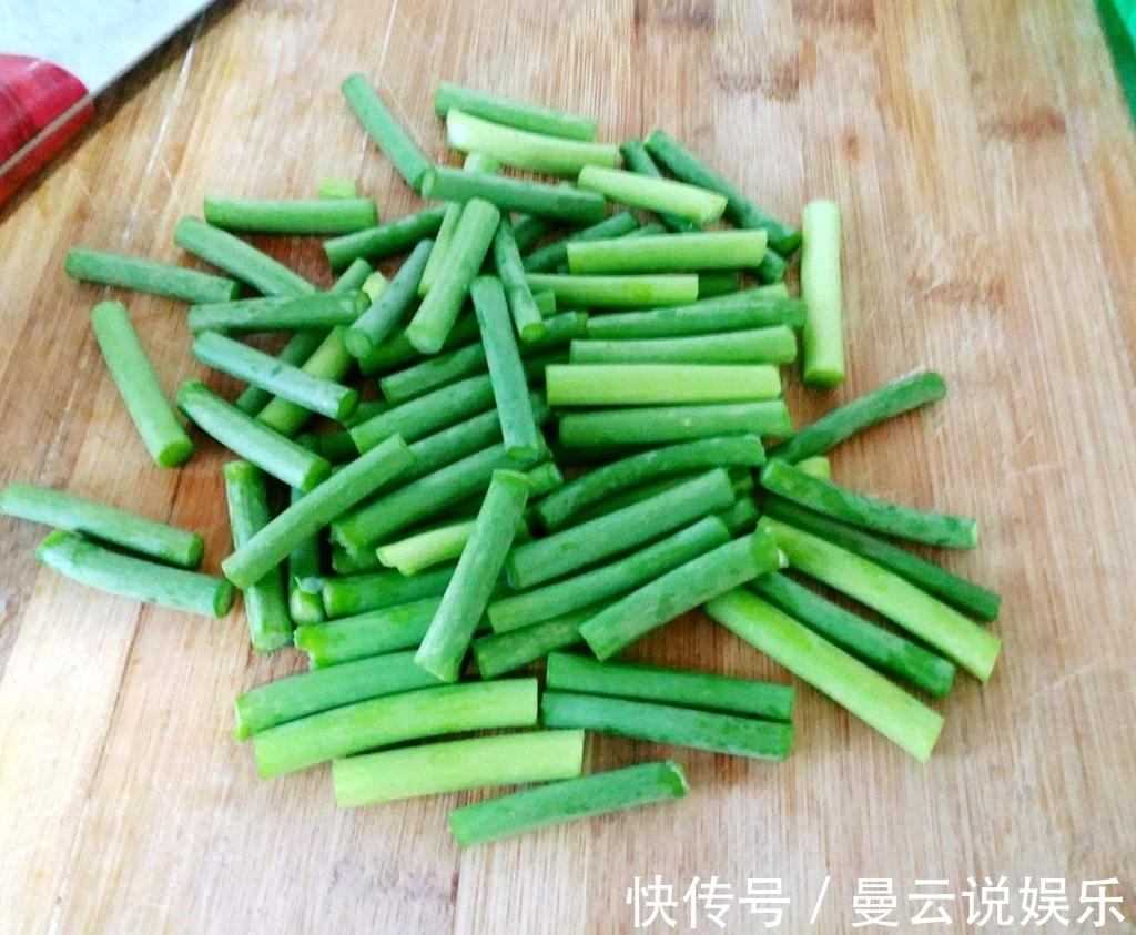 炒蒜苔时,万万别直接下锅炒,如果少了这一步,又老又柴还发黑!