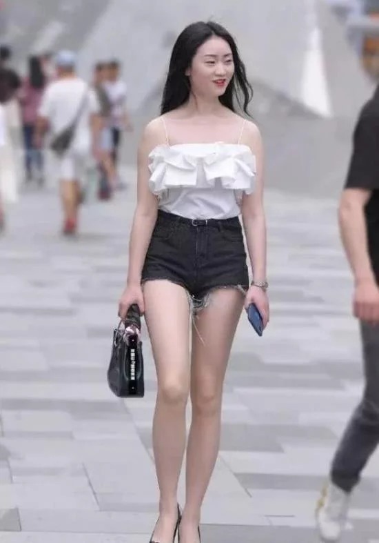 美丽|街拍:长发披肩的小美女,身穿露肩上衣配长裤,长相清秀又美丽