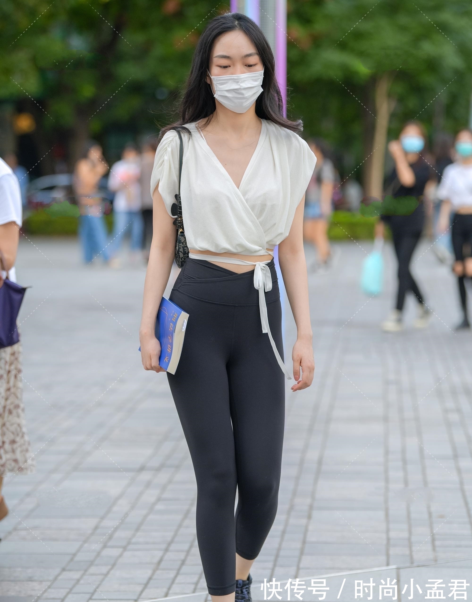 穿搭 雪纺短衫搭配紧身长裤,洒脱随意放荡不羁,带着颓废风的仙女穿搭