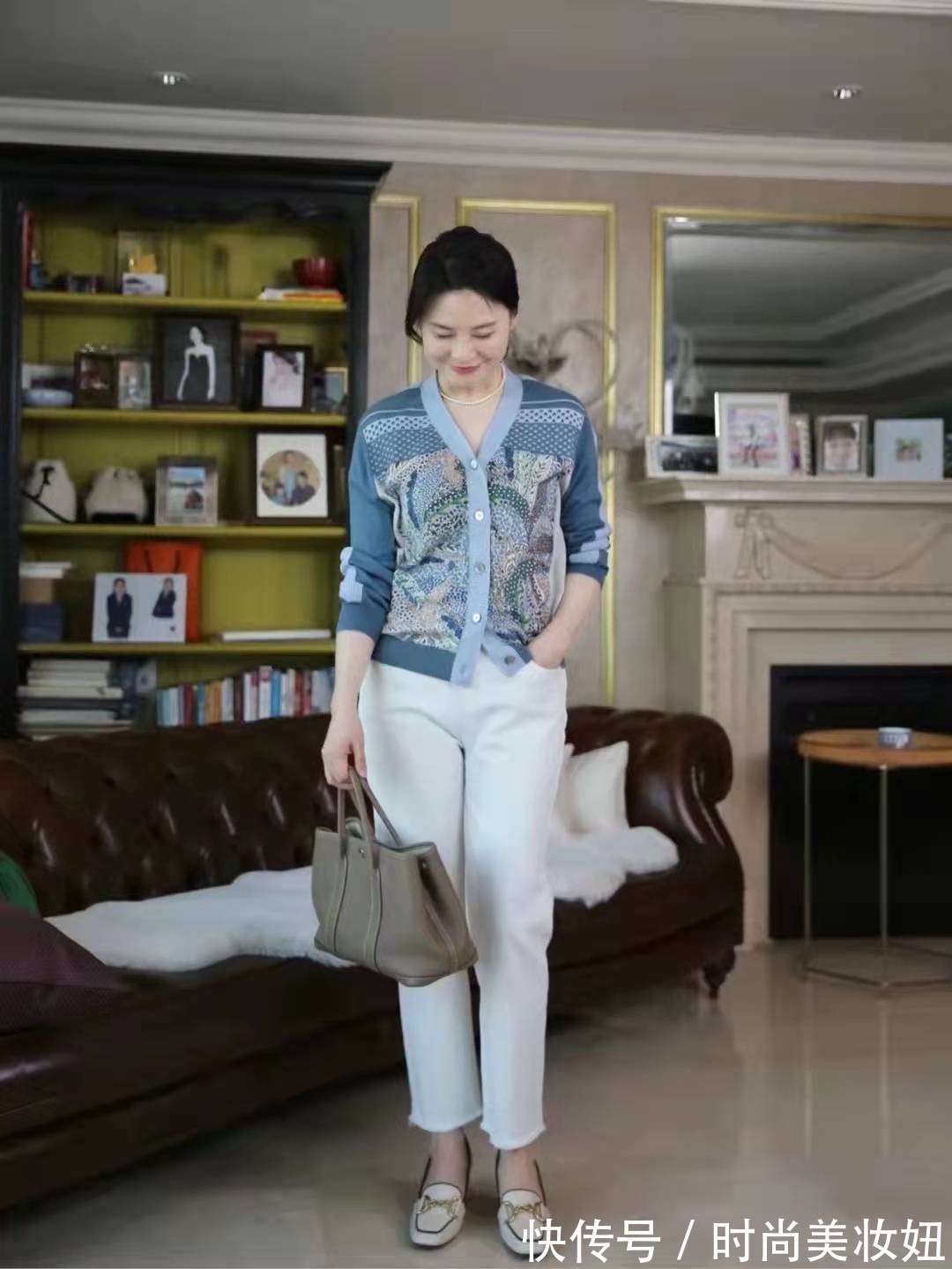 外套 50岁女人早春怎么穿?这位大姐的穿搭优雅大气,照着穿就行