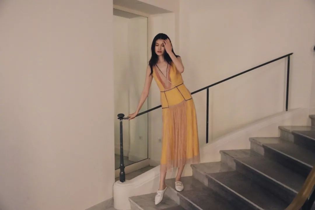 穆勒|凉鞋下岗了！这双才是初夏“王炸鞋”，太惊艳了