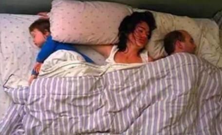 爸爸带娃睡觉，娃却“丢了”，找到娃的一瞬间，宝妈脸都绿了