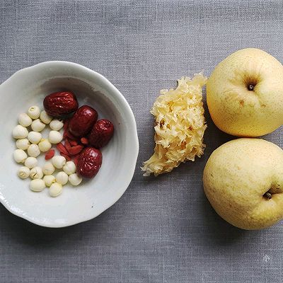  银耳莲子雪梨羹