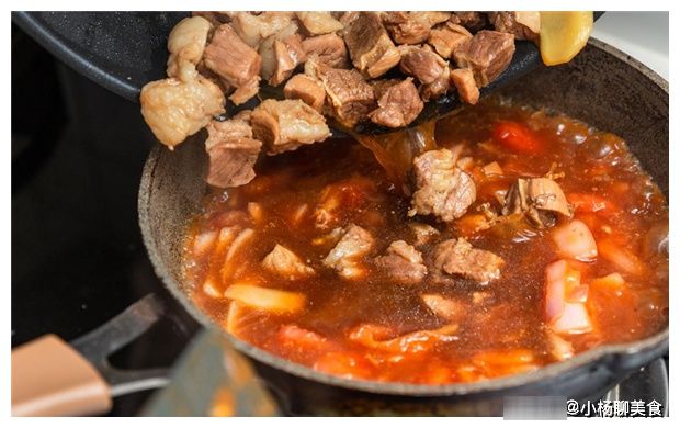 爱吃西红柿炖牛腩？详细做法教给你，牛腩软烂入味，汤汁红润香甜