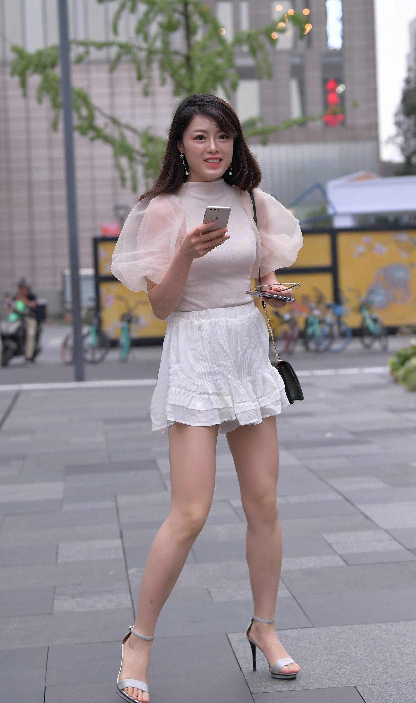 半身裙 白色泡泡袖上衣加白色短裙,搭配高跟凉鞋,白色搭配清新又唯美