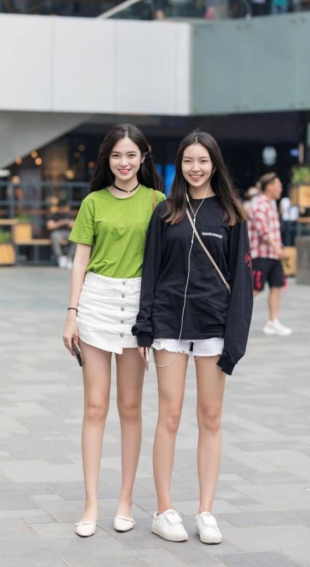 街拍:气质优雅的时尚辣妈,黑色的碎花长裙美丽大方