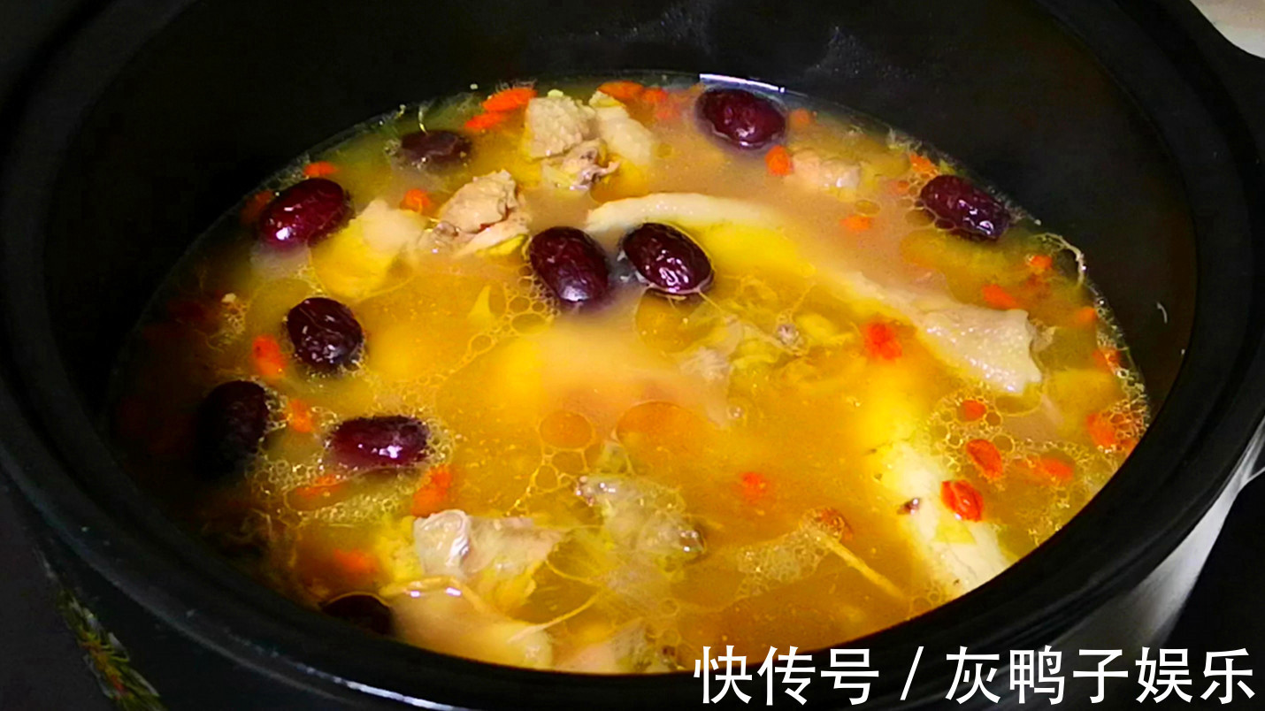 炖鸡汤,有人先焯水,有人直接炖其实都不对!这么做鲜美不腥气