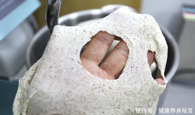 不用发酵就能烤的面包,暄软又筋道,加这料麦香浓郁,早餐吃不够