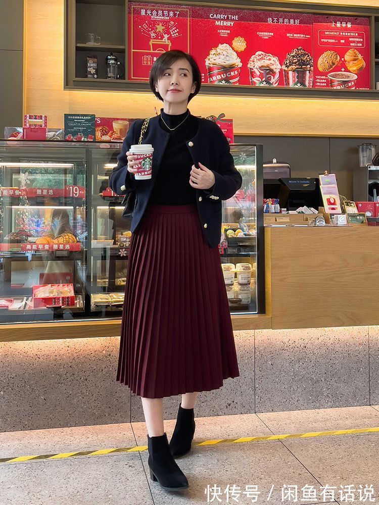 毛衣|有气质的中年女人,在冬天喜欢穿“毛衣+百褶裙”,优雅有女人味