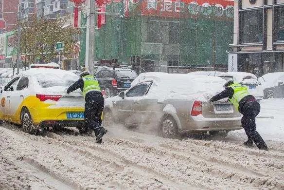 零成本|雪地靠喊找手机、阳台切＂豆腐＂、徒手敲车窗…东北这场罕见暴雪惊了网友