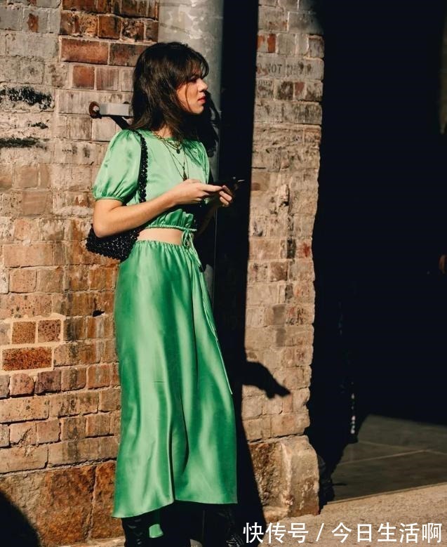 色调 黄黑皮女生穿衣“颜色”很重要,学会这些搭配技巧,显白显气质!