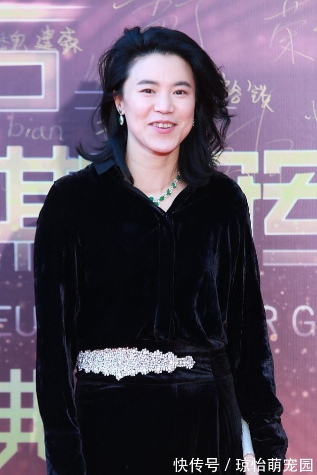 乒乓球手|前乒乓球手王楠嫁富商后真“贵妇”,一袭丝绒长裙,头发乱也挺美