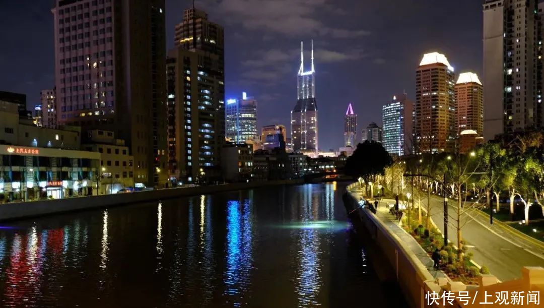 中年|时空隧道、光与夜之街……这段静安区超美滨江大道亮灯啦