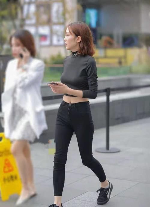 时尚|紧身牛仔裤搭配大露背,美女都爱穿,时尚十足!