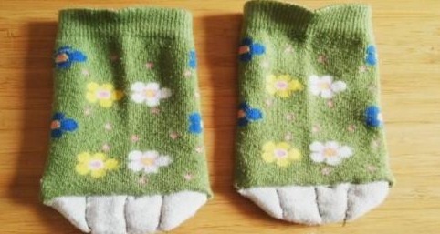 旧袜子不要扔,这样做剪一刀,太实用,每家每户都需要!