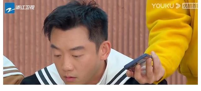 《奔跑吧》李晨連線鄧超貌似對方在錄節(jié)目，兩檔節(jié)目要夢幻聯(lián)動？