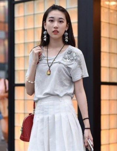 街拍小姐姐身穿百褶裙,不仅有型,还显漂亮