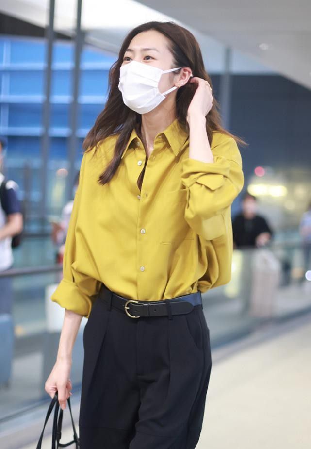 一身|刘雯真是“T台体质”,穿很普通的衬衫加裤子,气质依旧光彩照人