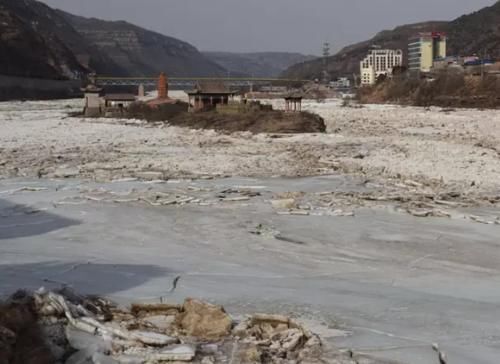 活久见！黄河壶口瀑布罕见“消失”了，景区门口、道路也被冰封，景区关闭！