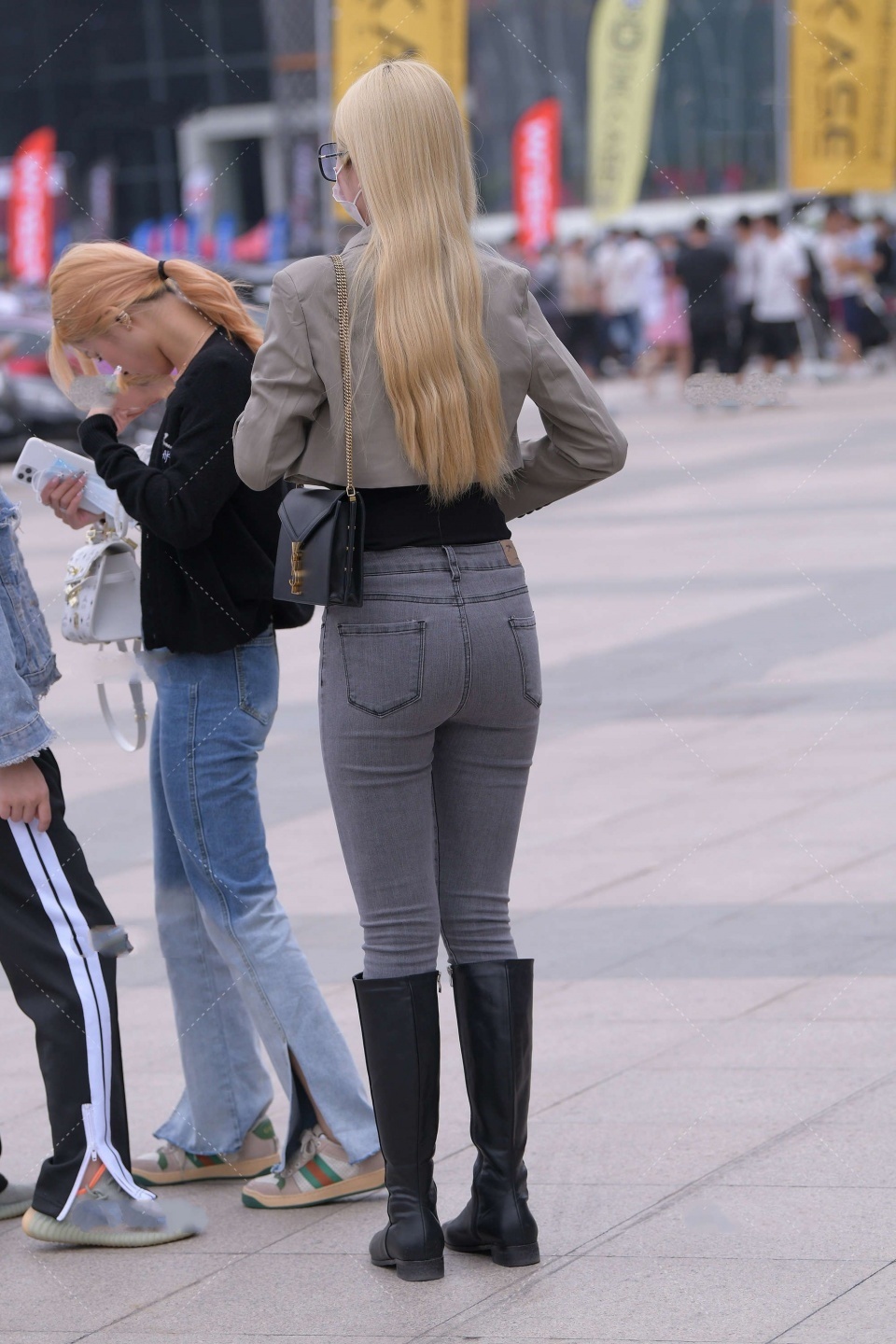 淡黄色|淡黄色长发的小姐姐,脚上一双黑色的皮鞋很时尚